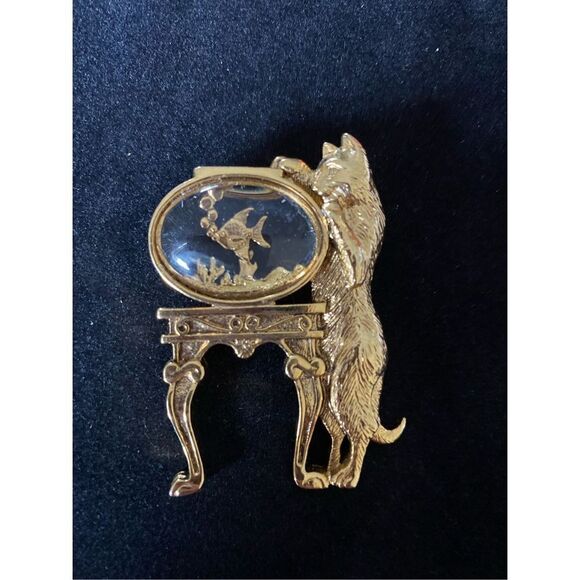 Vintage 1980s large cat grabbing fishbowl brooch/pin 1928 brand - Picture 3 of 4